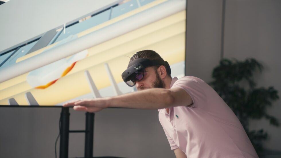 Engineer at LNS wearing a HoloLens 2 performing a risk assessment in augmented reality with Hololight Space.